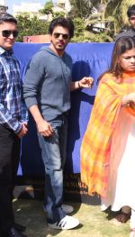 Shah Rukh Khan and Poonam Mahajan launch Rouble Nagi_s Bandra Sculpture on 10th Jan 2017 (3)_58760887f355f.JPG