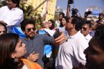 Shah Rukh Khan and Poonam Mahajan launch Rouble Nagi_s Bandra Sculpture on 10th Jan 2017 (57)_587608a116d19.JPG
