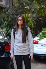 Sonam Kapoor snapped with director balki (3)_587605b53feb9.jpg