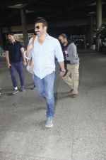 Sunny Deol snapped at airport on 16th Jan 2017 (15)_587db66146c59.jpg