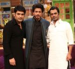Shah Rukh Khan, Nawazuddin Siddiqui on the sets of Th Kapil Sharma Show on 17th Jan 2017 (1)_588057b0e2f76.JPG