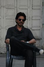 Shah Rukh Khan snapped in Mumbai to promote Raees on 19th Jan 2017 (7)_5881c128d31ce.jpg