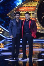 Salman Khan and Shah Rukh Khan promote Raees at Bigg Boss Weekend Ka Vaar on 20th Jan 2017(40)_5883677709075.JPG