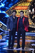 Salman Khan and Shah Rukh Khan promote Raees at Bigg Boss Weekend Ka Vaar on 20th Jan 2017(46)_5883677cd92fc.JPG