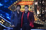 Salman Khan and Shah Rukh Khan promote Raees at Bigg Boss Weekend Ka Vaar on 20th Jan 2017(48)_5883677e319b6.JPG