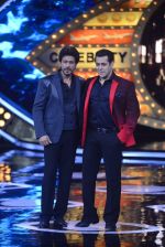 Salman Khan and Shah Rukh Khan promote Raees at Bigg Boss Weekend Ka Vaar on 20th Jan 2017(56)_5883678e2ddc0.jpg