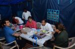 Virendra Sehwag and Farah Khan having lunch at Indian Idol sets  (1)_588369beede23.jpg