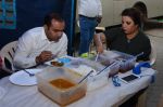 Virendra Sehwag and Farah Khan having lunch at Indian Idol sets  (3)_588369ea0cc0f.jpg