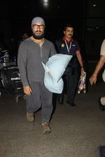 Aamir Khan snapped at airport on 23rd Jan 2017 (2)_5886f1896c0e8.jpg