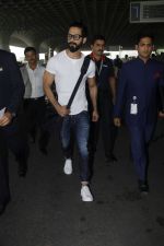 Shahid Kapoor snapped at airport on 24th Jan 2017 (3)_58884105c8335.jpg