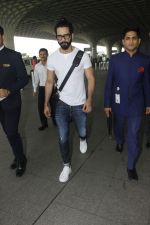 Shahid Kapoor snapped at airport on 24th Jan 2017 (5)_588841070cc5c.jpg