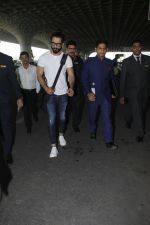 Shahid Kapoor snapped at airport on 24th Jan 2017 (7)_5888410836a26.jpg