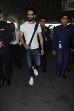 Shahid Kapoor snapped at airport on 24th Jan 2017 (8)_58884108c729c.jpg