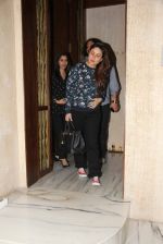 Kareena Kapoor and Sophie Chaudhary snapped at Manish Malhotra house on 26th Jan 2017 (12)_588aef21081a9.jpg