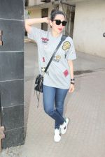 Karisma Kapoor snapped in Mumbai on 27th Jan 2017 (16)_588dec6b0bd0f.jpg