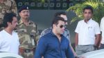 Salman Khan snapped at Airport - Returns from Jodhpur (9)_588df35102d6b.jpg