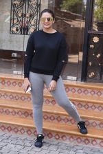 Huma Qureshi snapped at Royal Opera House as she went to shoot for House of Kotwara_s new fashion shoot on 29th Jan 2017 (11)_588ee72305d84.JPG