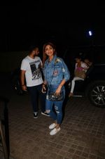 Shilpa Shetty and family snapped at pvr juhu on 29th Jan 2017 (6)_588edd0938893.jpg