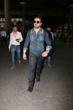 Emraan Hashmi snapped at airport on 30th Jan 2017 (25)_5890304e1624d.jpg