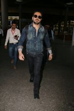 Emraan Hashmi snapped at airport on 30th Jan 2017 (26)_5890304f3de3e.jpg