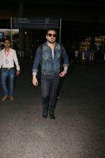 Emraan Hashmi snapped at airport on 30th Jan 2017 (30)_58903053d600e.jpg