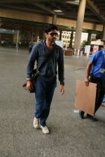 Farhan Akhtar snapped at airport on 30th Jan 2017 (14)_5890308983892.jpg