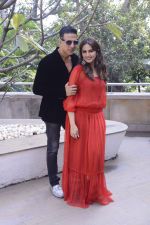 Huma Qureshi, Akshay Kumar at Jolly LLB 2 photo shoot on 30th Jan 2017 (10)_5890302c532b5.jpg