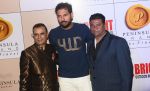 Yogesh Lakhani with Yuvraj Singh and Satish Shetty at 3rd Bright Awards 2017 in Mumbai on 6th Feb 2017_589994057ad6e.JPG