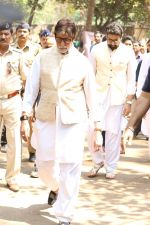 Amitabh Bachchan, Abhishek Bachchan at the Furneral Of Sunil Shetty_s Father Veerappa T Shetty on 2nd March 2017 (86)_58b935f54081c.JPG
