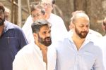 Rohit Shetty at the Furneral Of Sunil Shetty_s Father Veerappa T Shetty on 2nd March 2017 (103)_58b9369169250.JPG