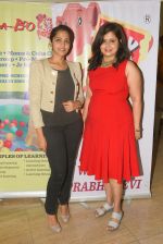 Darshini Shah with Asees Kaur at Peek-a-Boo institute for Pre School education organization its musical concert 2017 Dance of the world on 6th March 2017_58be55caa9bc6.JPG