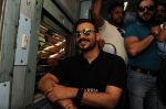  Vivek Oberoi snapped travelling by local train to Kelve Road on 20th March 2017 (30)_58cf872ebca93.JPG