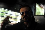  Vivek Oberoi snapped travelling by local train to Kelve Road on 20th March 2017 (41)_58cf876469971.JPG