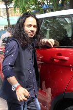 Kailash Kher at the Song Launch Of Vote Do For Movie Blue Mountains on 29th March 2017 (17)_58dcd118caad2.JPG