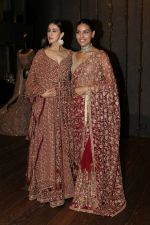 Deepti Gujral at the Unveiling Of Shyamal & Bhumika�s Spring Summer 17 Collection on 31st March 2017 (65)_58dfa3725b3f7.JPG