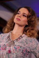 Kangana Ranaut Walk On Ramp For Lifestyle Discover The Latest Collection on 14th April 2017 (4)_58f368383eb98.JPG
