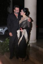 Sanjay Dutt, Manyata Dutt at the Team Of Film Bhoomi Celebrating The Completion Of Film on 5th May 2017 (11)_5912a1e56a398.JPG