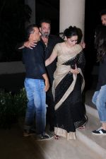 Sanjay Dutt, Manyata Dutt at the Team Of Film Bhoomi Celebrating The Completion Of Film on 5th May 2017 (6)_5912a1e0ab49c.JPG