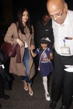Aishwarya Rai Bachchan snapped leaving for Cannes Film Festival on 18th May 2017 (3)_591e74cf86302.JPG