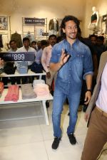 Tiger Shroff at the Launch Of Lifestyle New Store on 18th May 2017 (23)_591e8986321c1.JPG
