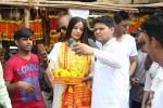 Poonam Pandey Visit Siddhivinayak Temple For Blessings on 19th May 2017 (1)_591fdb73e1f8b.JPG