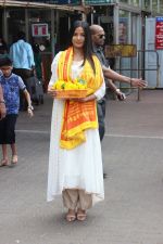 Poonam Pandey Visit Siddhivinayak Temple For Blessings on 19th May 2017 (3)_591fdb560fe03.JPG