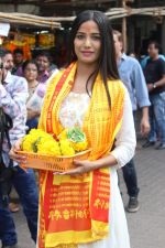 Poonam Pandey Visit Siddhivinayak Temple For Blessings on 19th May 2017 (9)_591fdb783c4ad.JPG