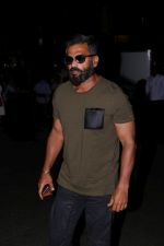 Suniel Shetty Spotted At Airport (2)_5926769cea1e0.JPG