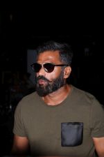 Suniel Shetty Spotted At Airport (4)_5926769f37031.JPG