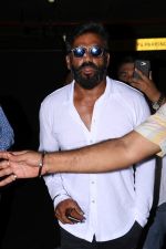  Suniel Shetty Spotted At Airport on 29th May 2017 (1)_592d01989089f.JPG