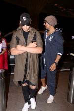 Akshay Kumar Spotted At Airport on 31st May 2017 (6)_592fb59c552a1.JPG