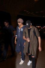 Akshay Kumar Spotted At Airport on 31st May 2017 (7)_592fb59db0858.JPG