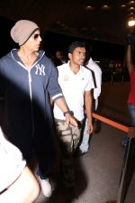 Akshay Kumar Spotted At Airport on 31st May 2017 (9)_592fb5a375682.JPG