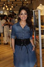 Yami Gautam At The Store Launch Of Project Eve on 2nd June 2017 (20)_5932b654acdf7.JPG